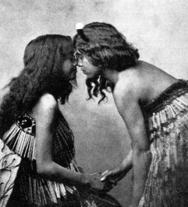 Filles maories se frottant le nez, vers 1920