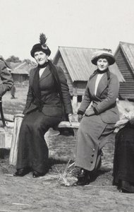 Maria Evgenyevna Golovina, secrétaire de Raspoutine à droite et Julia Alexandrovna Den, 1912-1913 - Unbekannt