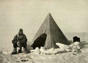 Marshall devant une tente, au camp, vers 1908, 1909