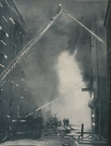 Forces massives des pompiers modernes contre un incendie urbain - Unbekannt