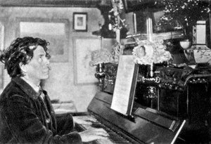 Maurice Rollinat, poète français, jouant du piano, 1902