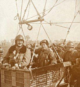Hommes dans un panier de ballon d