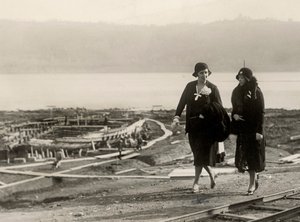 Millicent Veronica Willison, épouse de William Randolph Hearst, visitant les travaux de récupération des navires romains anciens du lac de Nemi, vers 1930 - Unbekannt