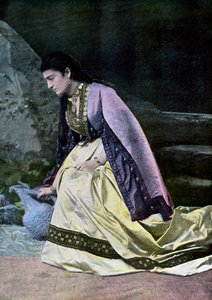 Femme Mingrelienne collectant de l