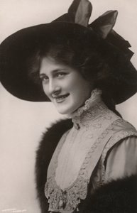 Mademoiselle Phyllis Dare, 1890-1975, vers 1930