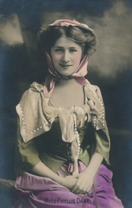 Mlle Phyllis Dare, vers 1930 - Unbekannt