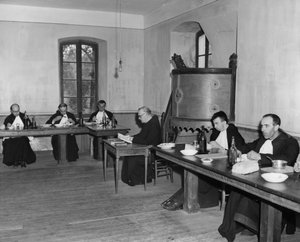 Moines au dîner dans le réfectoire, Asile Saint-Léon, France, vers 1947-1951
