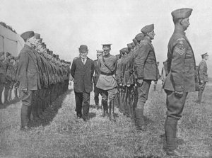 M. Asquith inspectant le Royal Flying Corps, 1915