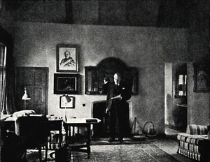 M. Churchill dans son bureau à Westerham, années 1930, 1945