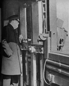 M. Churchill sur le pont du navire de guerre, 1943-44 - Unbekannt