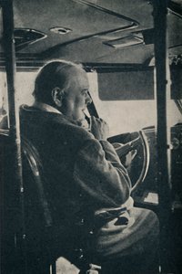 M. Churchill avec la R.A.F. - aux commandes de l