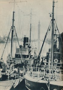 Chalutier naval, HMS Liffy à côté d