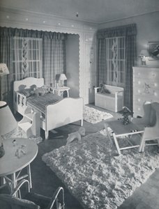 Nursery par W. & J. Sloane, avec des meubles de couleur crème et des tapis blancs shaggy sur un sol peint en bleu - Unbekannt