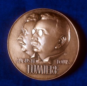 Avers de la médaille commémorant 50 ans de cinématographie par les frères Lumière, 1945 - Unbekannt