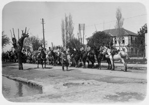 Officier inspectant un détachement monté de la Légion étrangère française, Syrie, XXe siècle