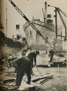 Sur le Firth of Forth. Démantèlement de navires à Boness West Lothian, 1937