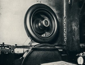 Un des pneus de Sir Malcolm Campbell roulant à 300 m.p.h., 1937 - Unbekannt