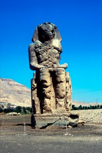 Un des Colosses de Memnon, près de la Vallée des Rois, Égypte, 14ème siècle av. J.-C.