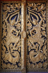Porte de temple ornée à Wat Chedi Luang, Chiang Mai, Thaïlande