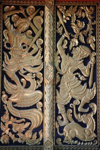 Porte de temple ornée à Wat Chedi Luang, Chiang Mai, Thaïlande