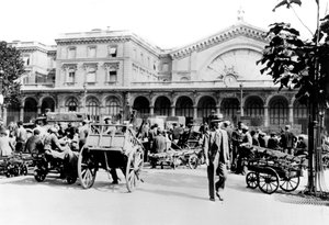 Devant la gare de l
