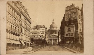 Commune de Paris (1871) : vue du Panthéon et de la rue Soufflot (grands panneaux publicitaires pour la Maison de la rue du Pont Neuf). Photographie anonyme. Impression sur carton Dim. 10x6 cm - Unbekannt