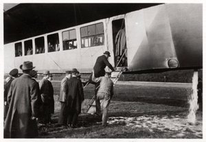 Passagers embarquant sur le Zeppelin LZ 11 Viktoria Luise, vers 1912-1914 - Unbekannt