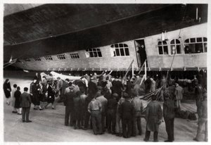 Passagers embarquant sur le Zeppelin LZ 127 Graf Zeppelin, 1933 - Unbekannt