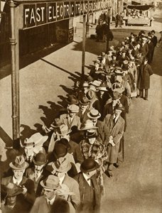 Passagers attendant à la station Goldhawk Road à Londres pendant la grève des chemins de fer, 1919, 1935 - Unbekannt