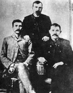 Pat Garrett, James Brent et John W Poe, shérifs du comté de Lincoln, vers 1880-1882, 1954