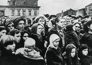 Habitants de la ville russe de Smolensk après sa libération par l