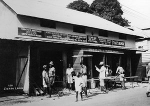 Personnes devant un établissement de pompes funèbres, Sierra Leone - Unbekannt