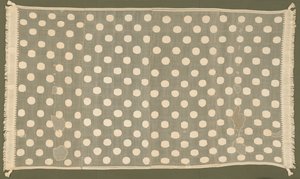Textiles péruviens : Manteau ou tenture, pagne, turban, chapeau rembourré, bande avec des glands
