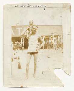 Photographie du Cpl. Lawrence Leslie McVey avec son fils, Lawrence McVey Jr., 1925 - Unbekannt