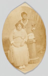 Carte postale photographique de deux femmes non identifiées, 1918-1930 - Unbekannt