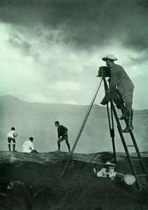 Photographiant au bord des cratères, Aso-San, 1910 - Unbekannt