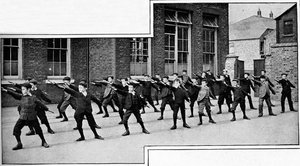 Exercice physique dans une école de Londres, c. 1900-1901