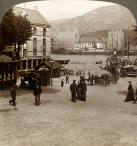 Ancienne forteresse pittoresque Bergenhus, depuis une place dans la ville moderne, Bergen, Norvège, 1905 - Unbekannt
