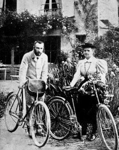 Pierre et Marie Curie, physiciens français, se préparant à faire du vélo