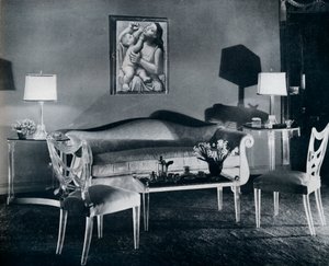 Mobilier en plexiglas dans un intérieur des années 1940, 1941