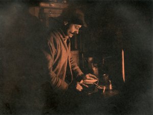 Ponting développant une plaque dans la chambre noire, vers 1910-1913