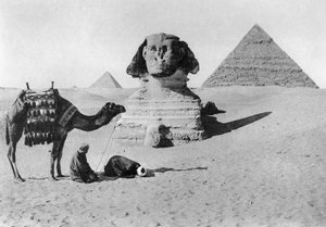 Prière devant un sphinx, Le Caire, Égypte, vers 1920