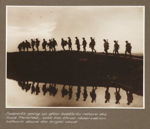 Première guerre mondiale: troupes de renfort avançant vers les tranchées du front, avec trois ballons d