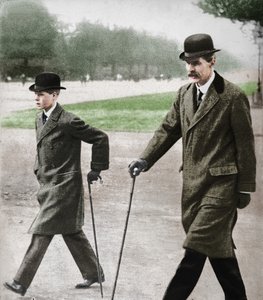 Le prince Edward marchant avec M. HP Hansell, son tuteur, à Auteuil, France - Unbekannt