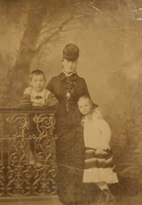 Princesse Ekaterina Mikhailovna Yurievskaya avec les enfants Georgy et Olga, fin des années 1870-début des années 1880 - Unbekannt