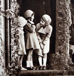 Princesse Elizabeth, Princesse Margaret et leur cousine, Margaret Elphinstone, pendant la Royal Highland Society dans le Princess Royal Park (photo n/b) - Unbekannt