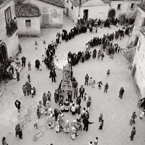 Procession de flagellants, Albano di Lucania, Potenza, Basilicate, Italie (photo n/b)