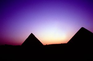 Pyramides de Gizeh, Égypte, au coucher du soleil, vers 26ème siècle av. J.-C. - Unbekannt