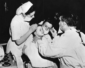 Traitement au radium pour guérir une infection nasale, France, c1947-1951 - Unbekannt