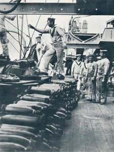 Réception des obus pour les canons navals sur le pont d